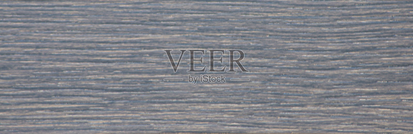 深色纹理的天然木材特写上的一个切割。照片摄影图片