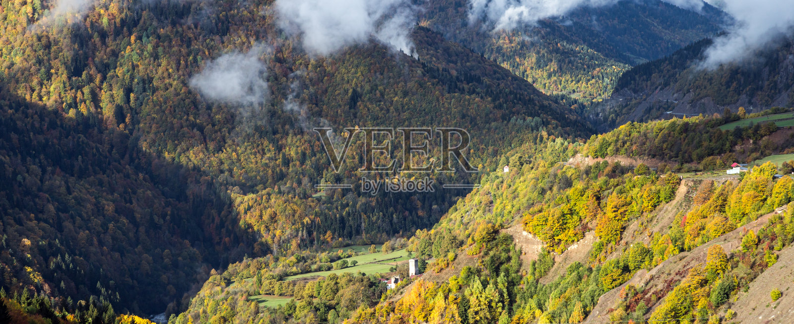 在格鲁吉亚山区的斯瓦内蒂，山坡上覆盖着森林和低雷云照片摄影图片