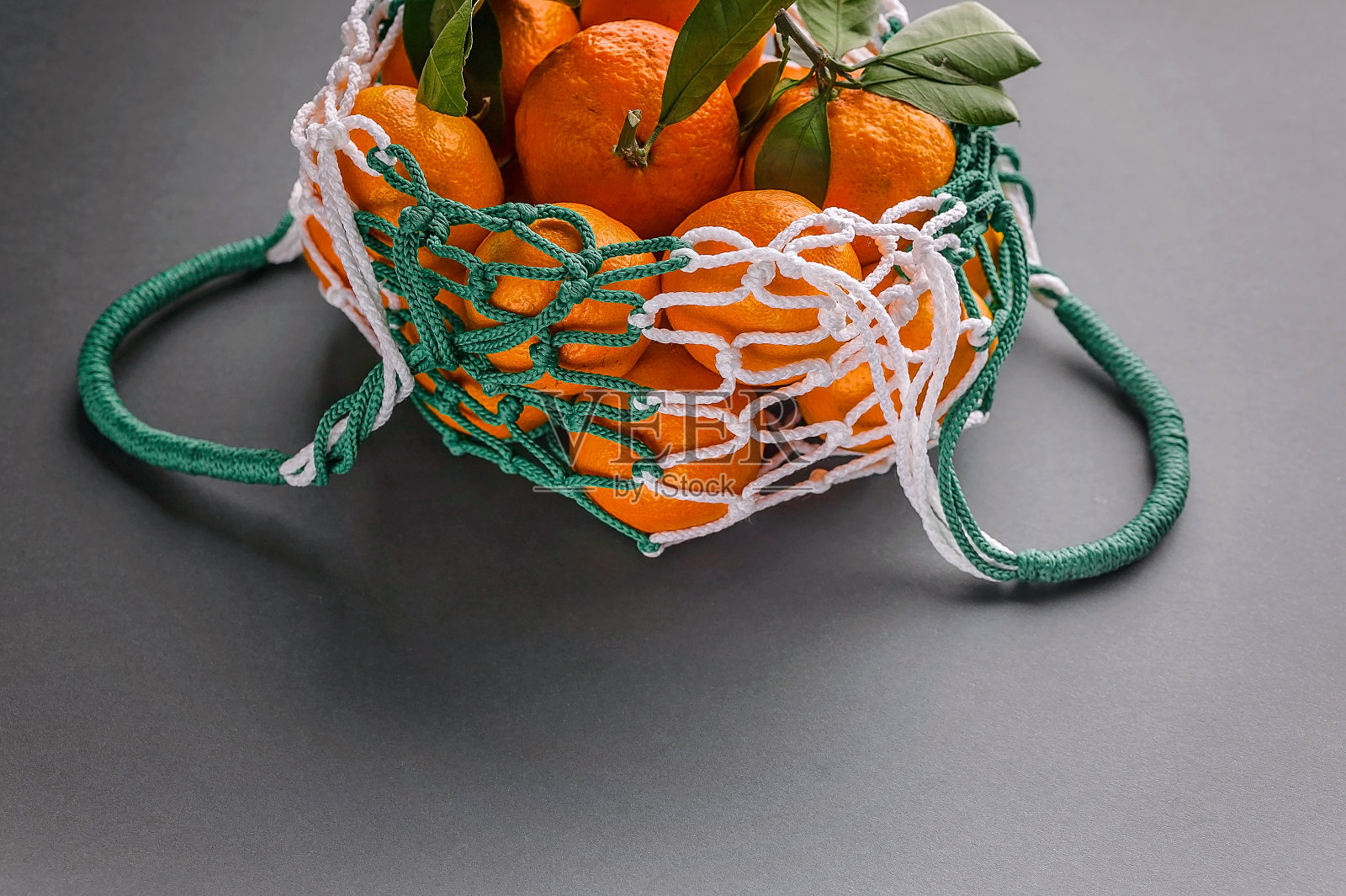 把橘子放在购物袋里。零废物和无塑料袋的概念。本空间照片摄影图片