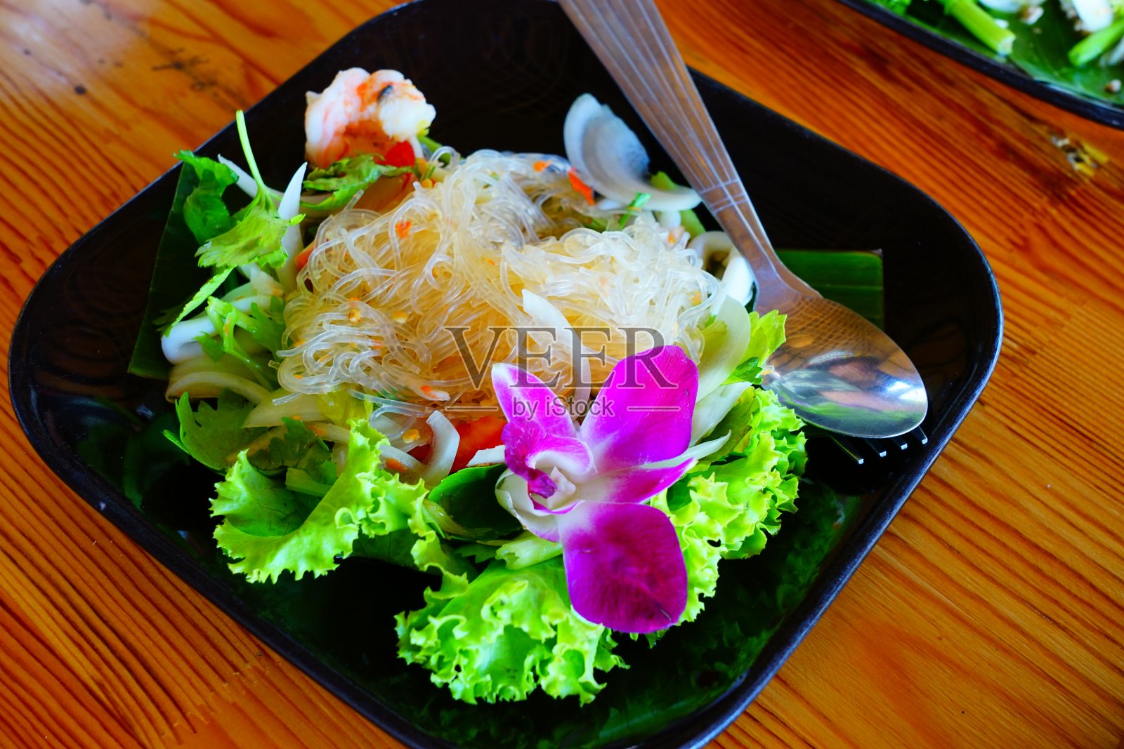 泰国海鲜面条沙拉。照片摄影图片