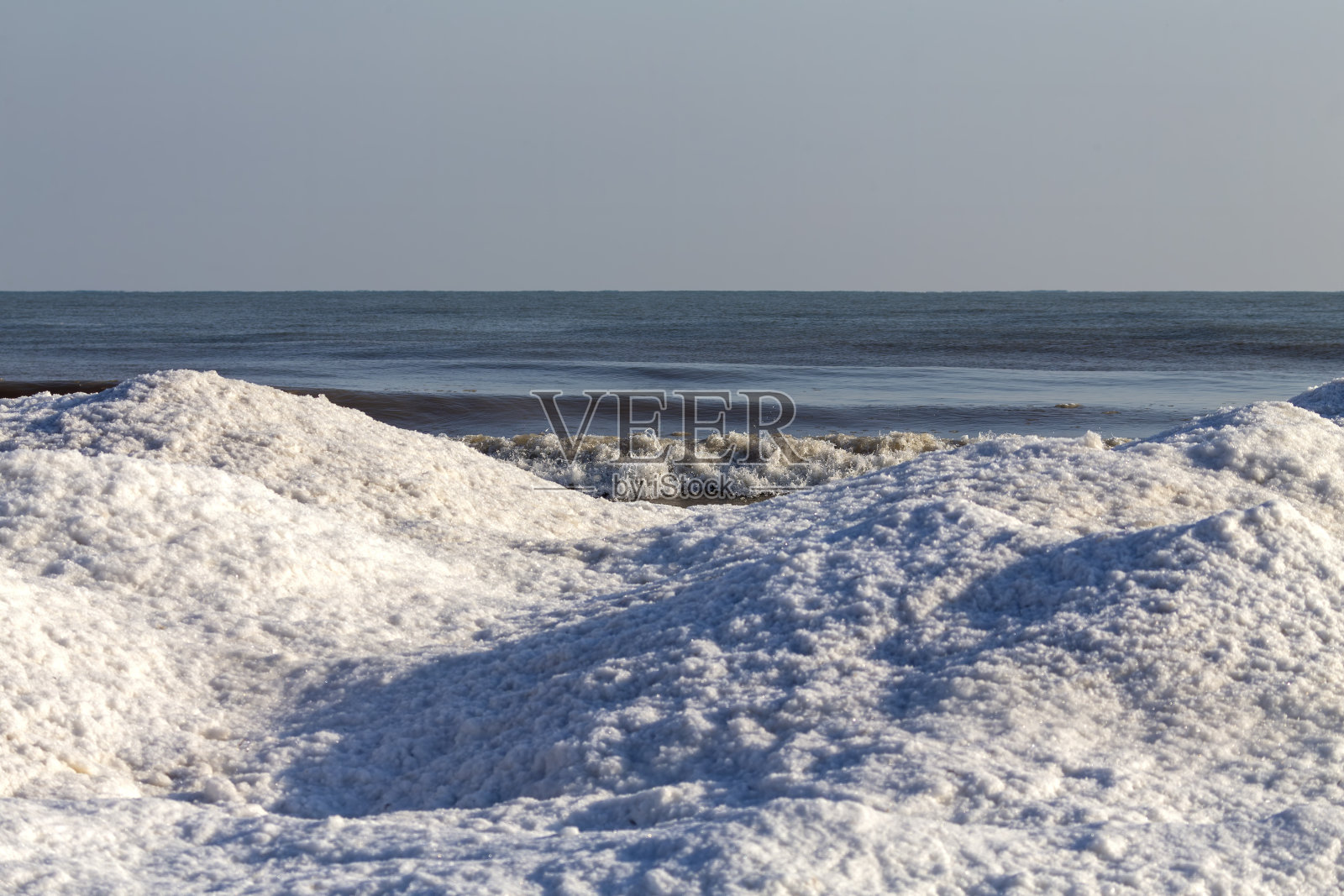 冬天，密歇根湖的波浪在威斯康辛州海岸形成了冰障照片摄影图片