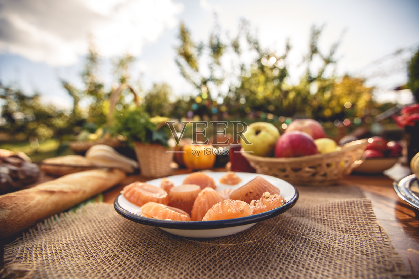用榅桲做的一盘美味的自制糖果放在后院的桌子上照片摄影图片