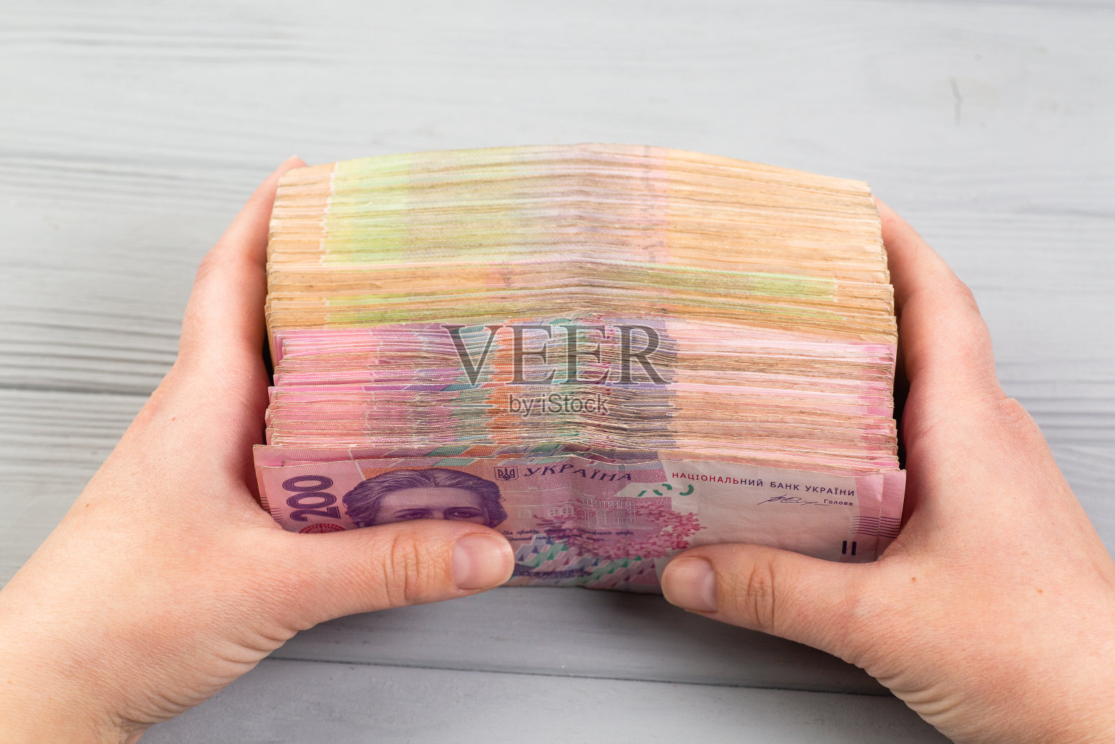 手中一叠乌克兰格里夫纳纸币照片摄影图片