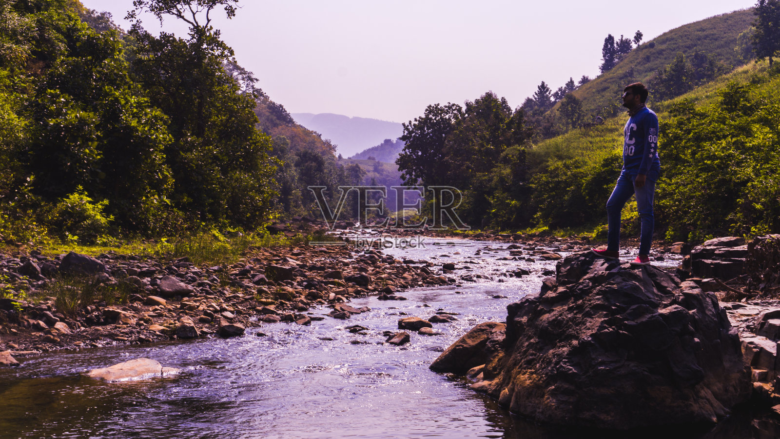 扎瓦尼瀑布的成年男子照片摄影图片