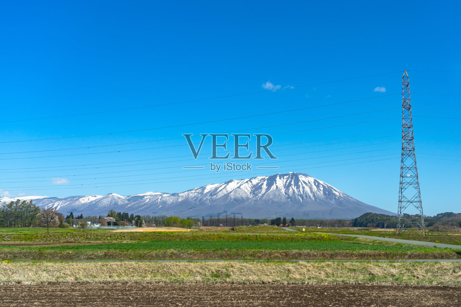 白雪覆盖的岩手山，蓝天自然的背景，Takizawa和Shizukuishi美丽的城镇景观照片摄影图片