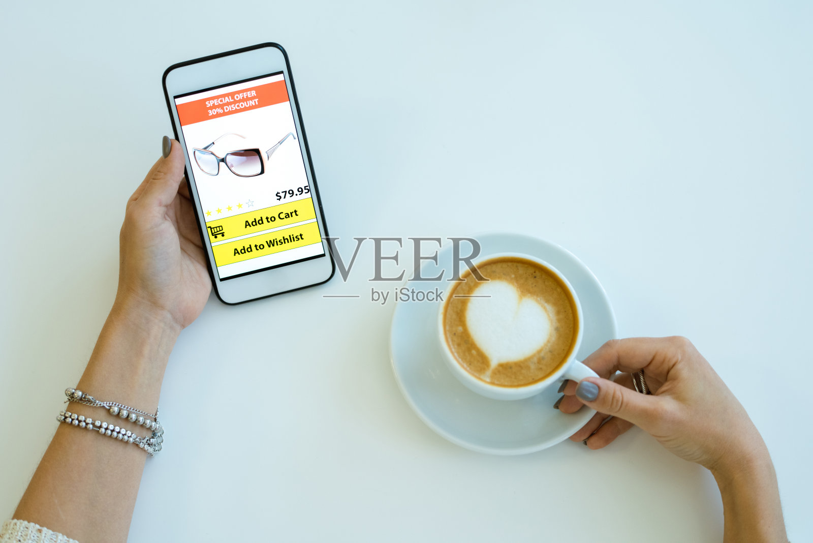 一边喝着卡布奇诺，一边用智能手机在网上购物照片摄影图片