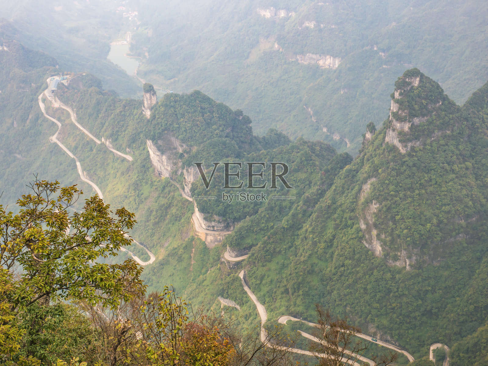 美丽的通天路顶景，曲曲折折的99路通往天门照片摄影图片