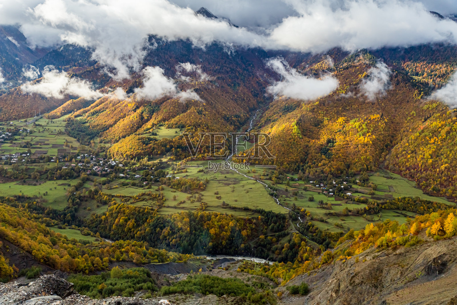 在格鲁吉亚山区的斯瓦内蒂，山坡上覆盖着森林和低雷云照片摄影图片