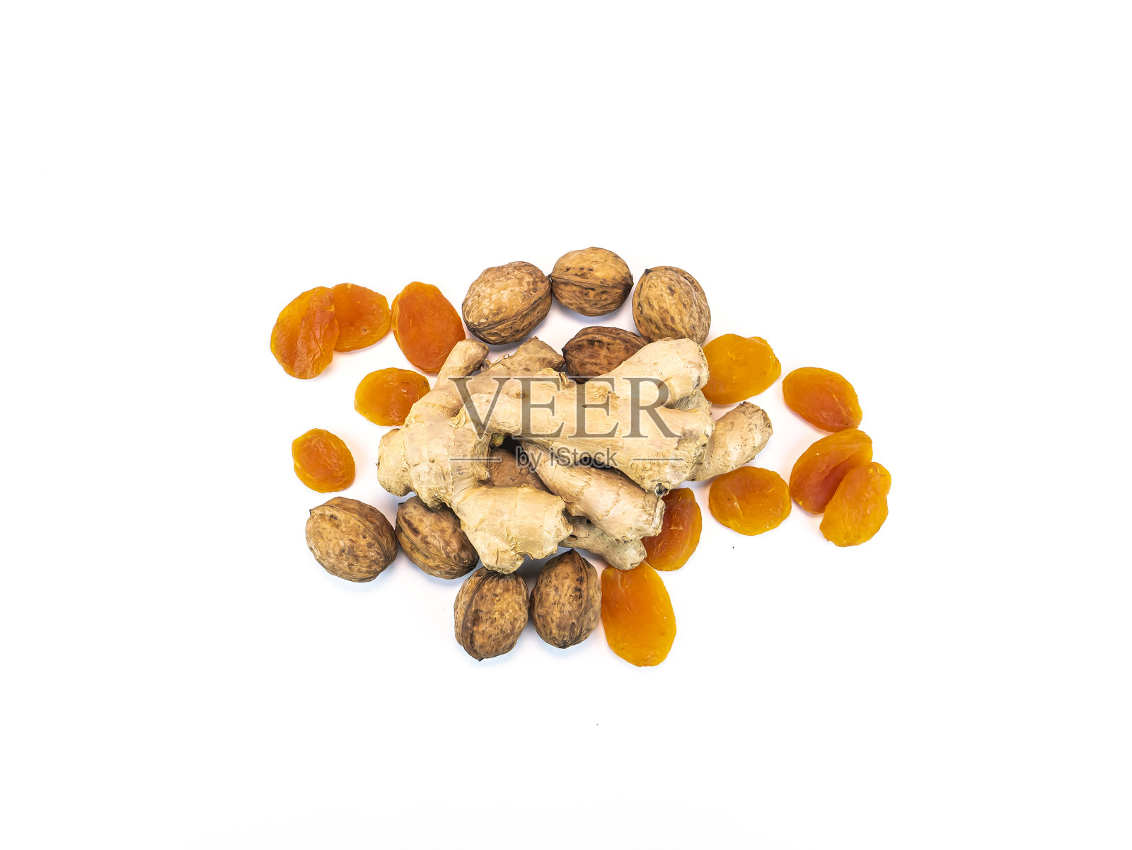 姜和核桃，杏干，杏子，白底。照片摄影图片