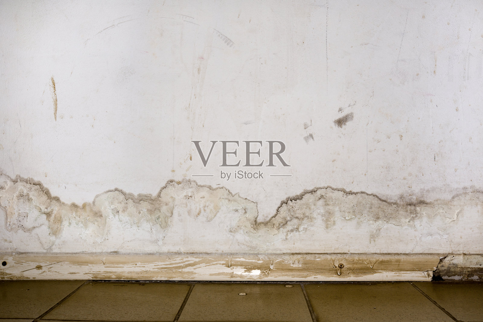 雨水或地暖系统进水，造成损坏，油漆剥落和发霉。照片摄影图片