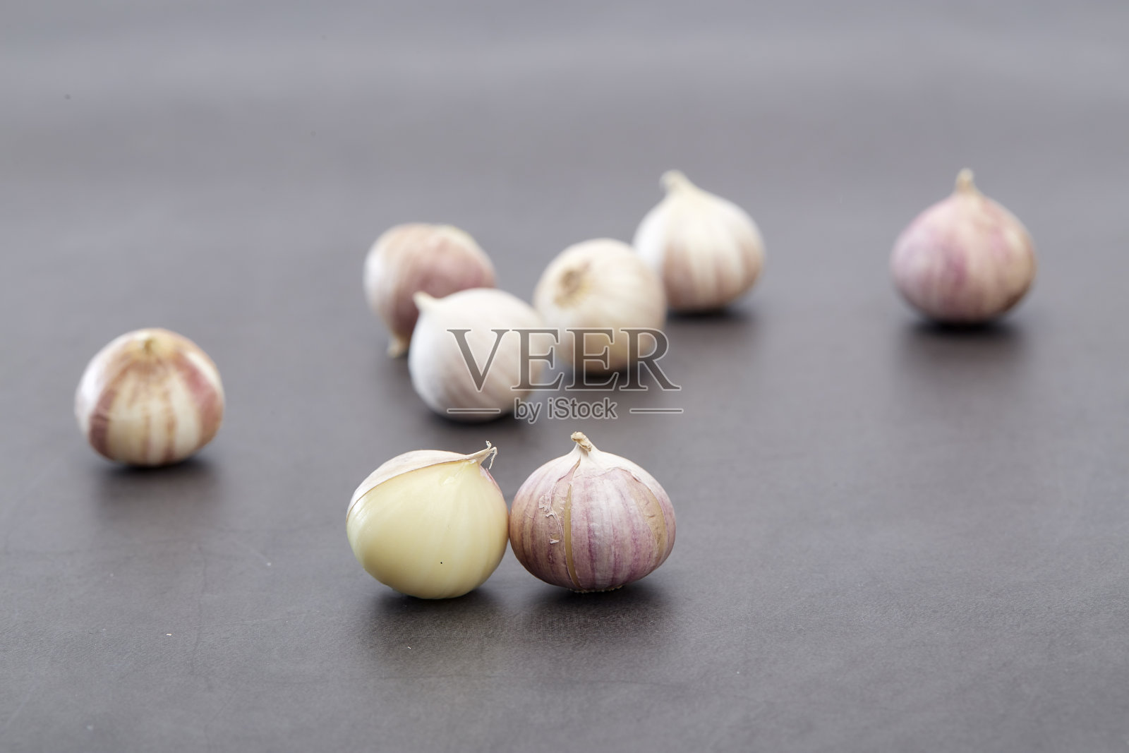 这是中国大蒜在餐桌上的特写照片摄影图片