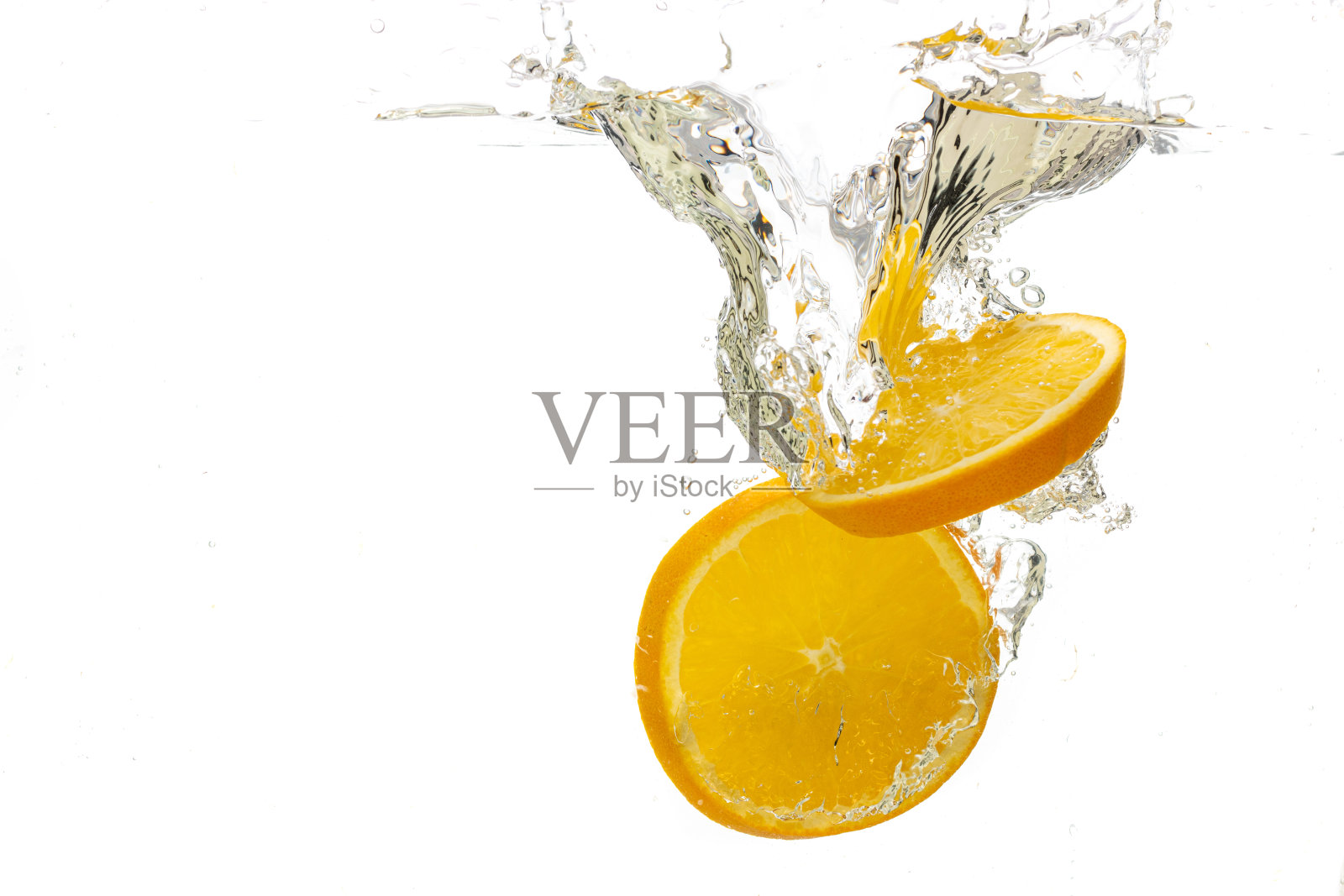 整个橙子和橘子，还有切片都沉到水里了照片摄影图片