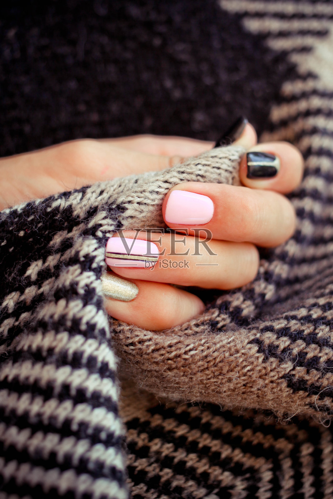 天然指甲，指甲油。美甲艺术设计为时尚风格。照片摄影图片