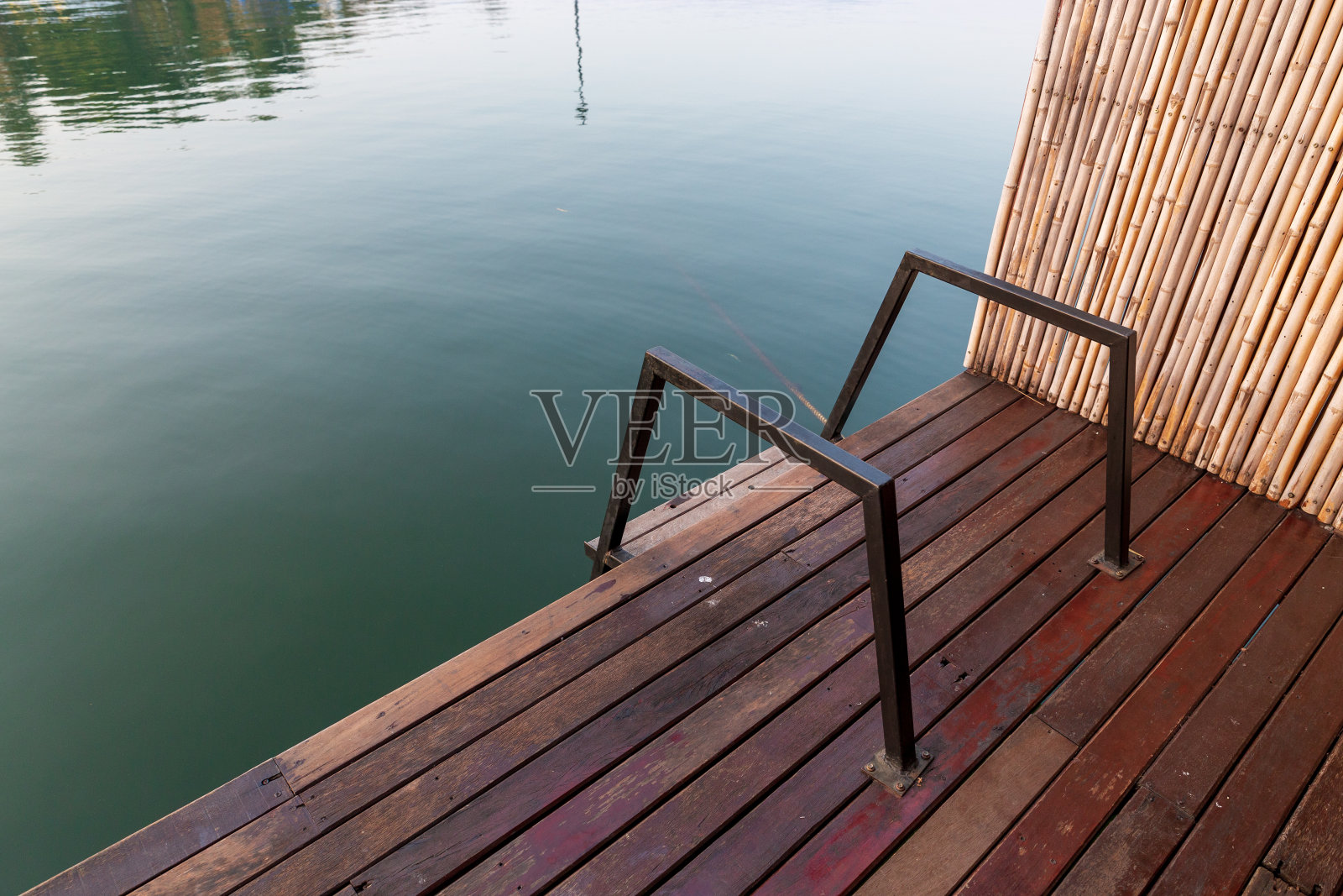 扶手的游泳。池塘边的钢扶手。照片摄影图片