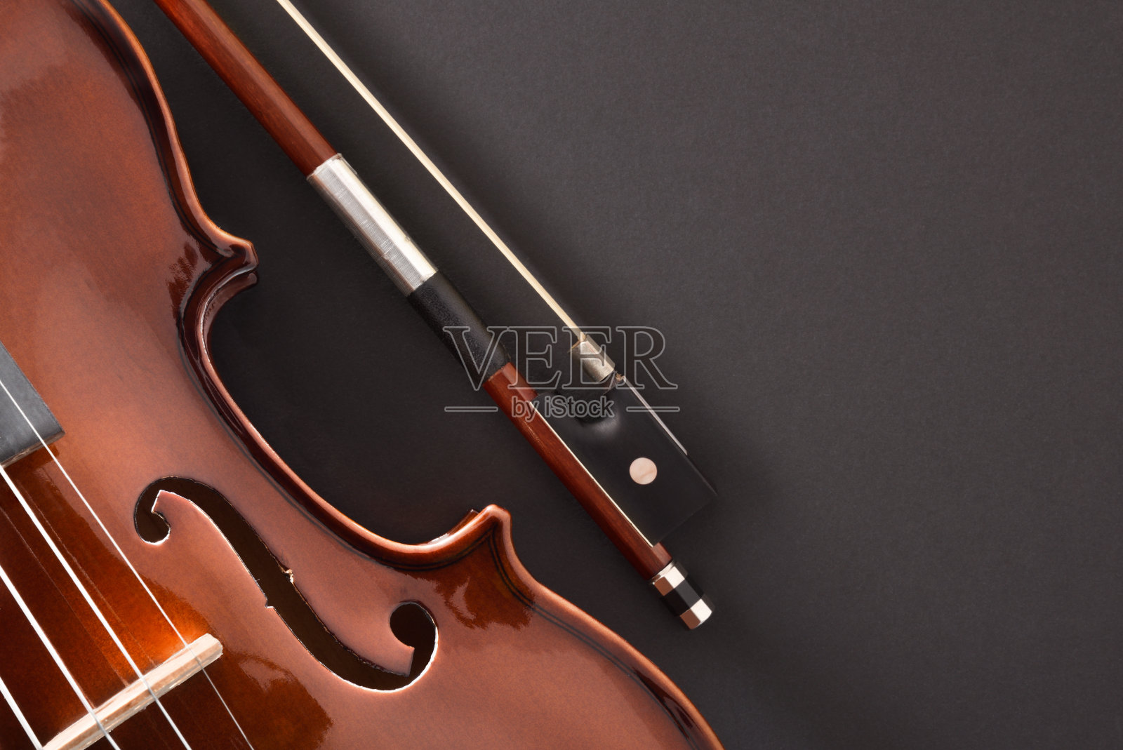 小提琴身体和弓细节上的黑色表顶视图照片摄影图片