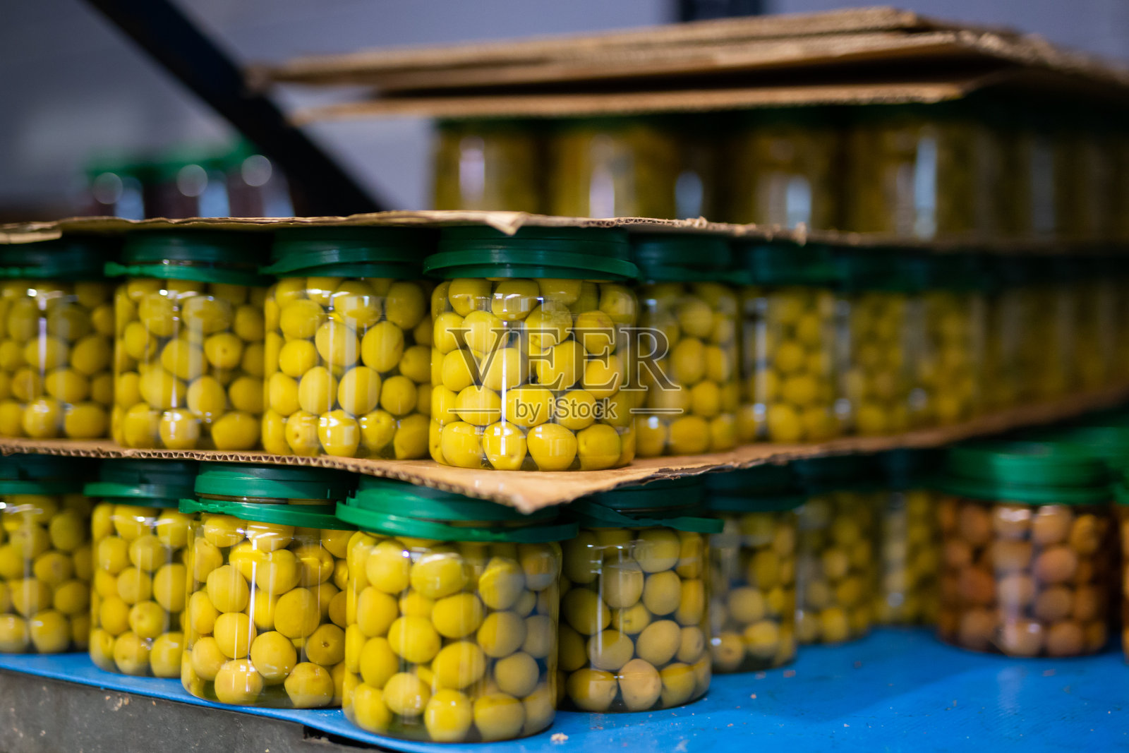 仓库玻璃罐里的腌橄榄照片摄影图片