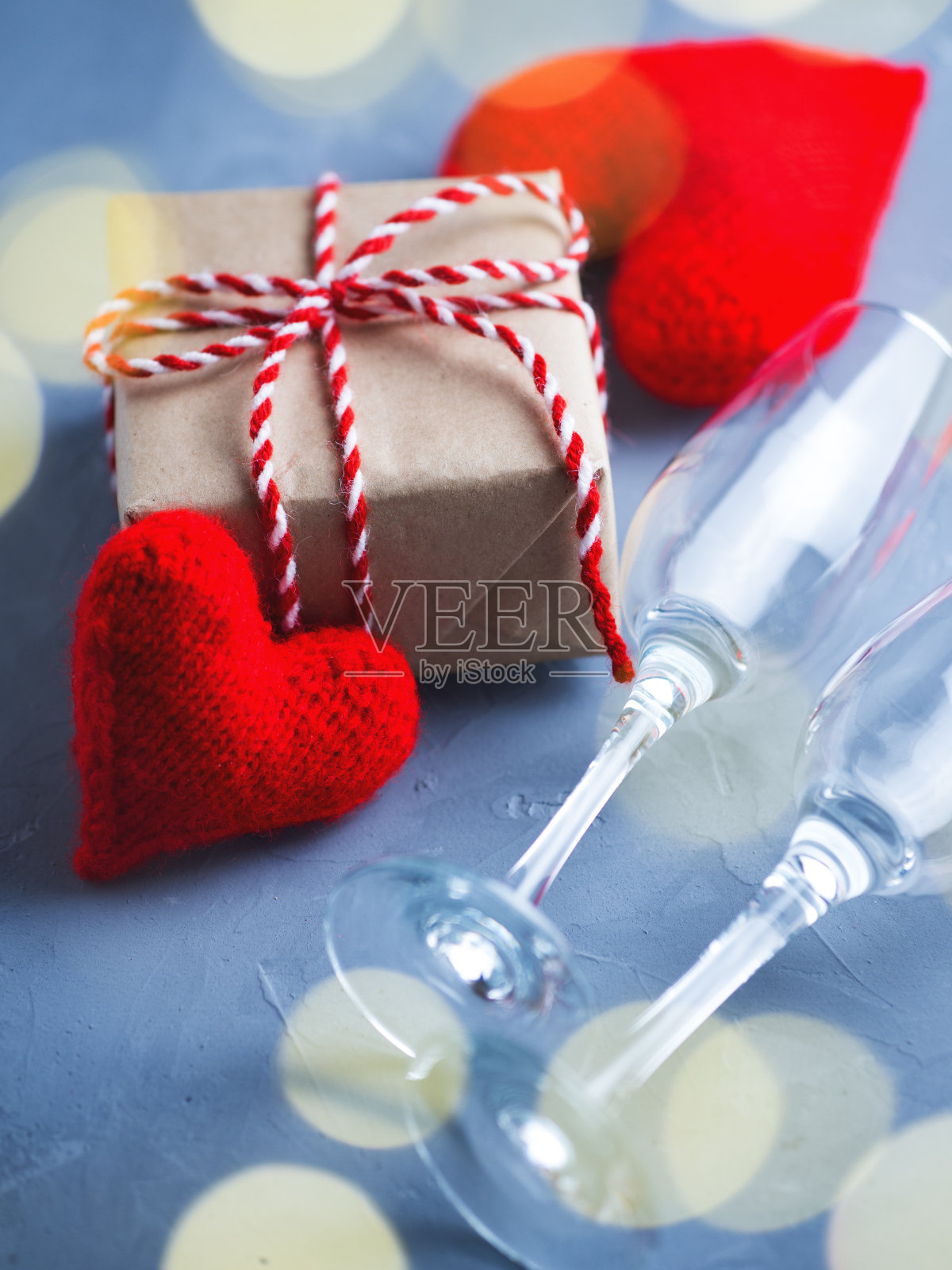 情人节惊喜，香槟酒杯和柔软的红心玩具照片摄影图片