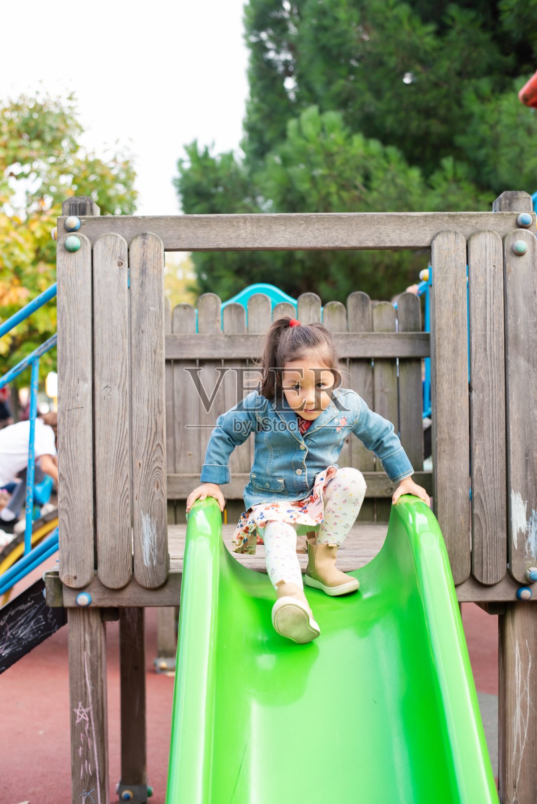 小女孩在操场上照片摄影图片