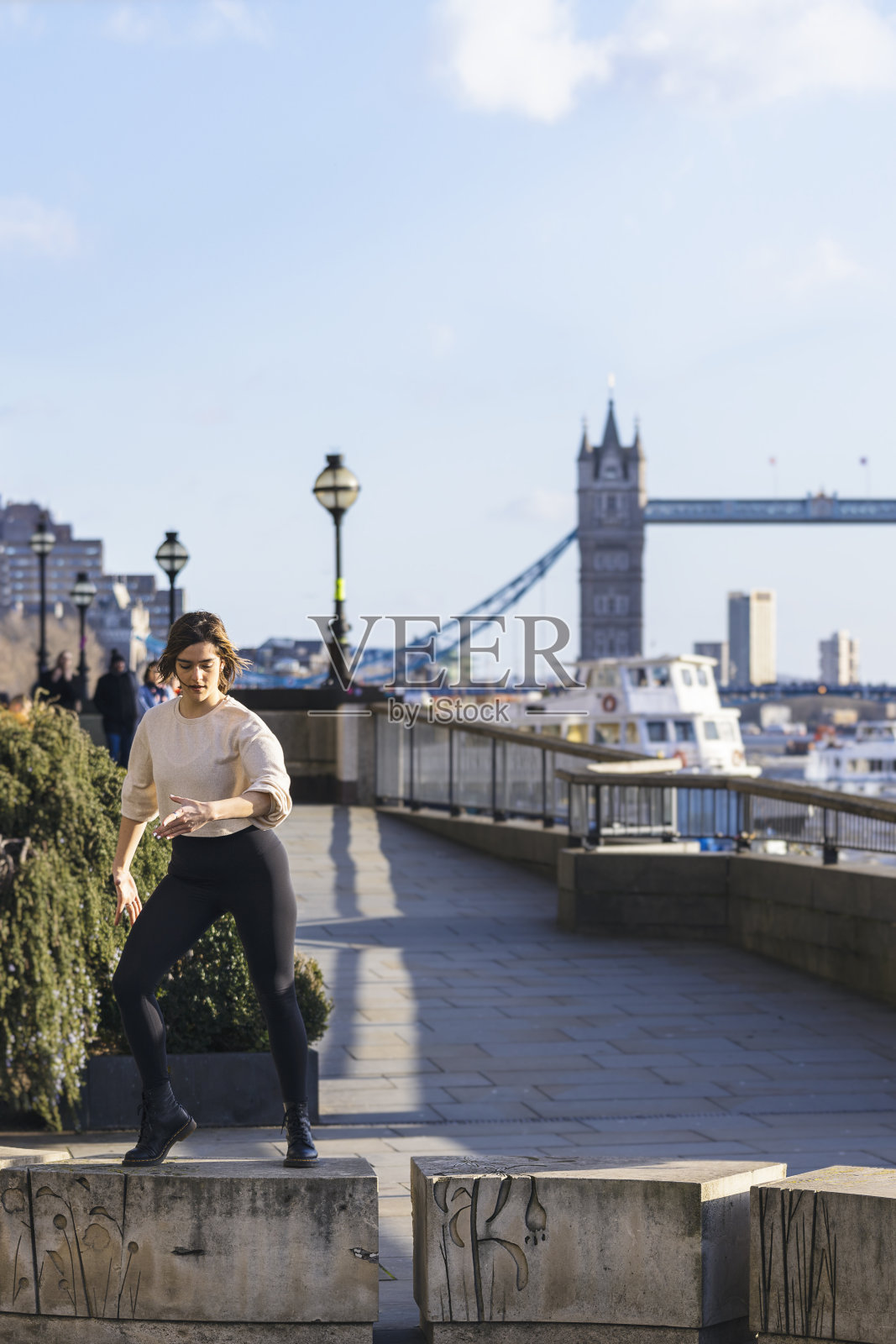 一个年轻女子正在伦敦的大街上跳舞照片摄影图片