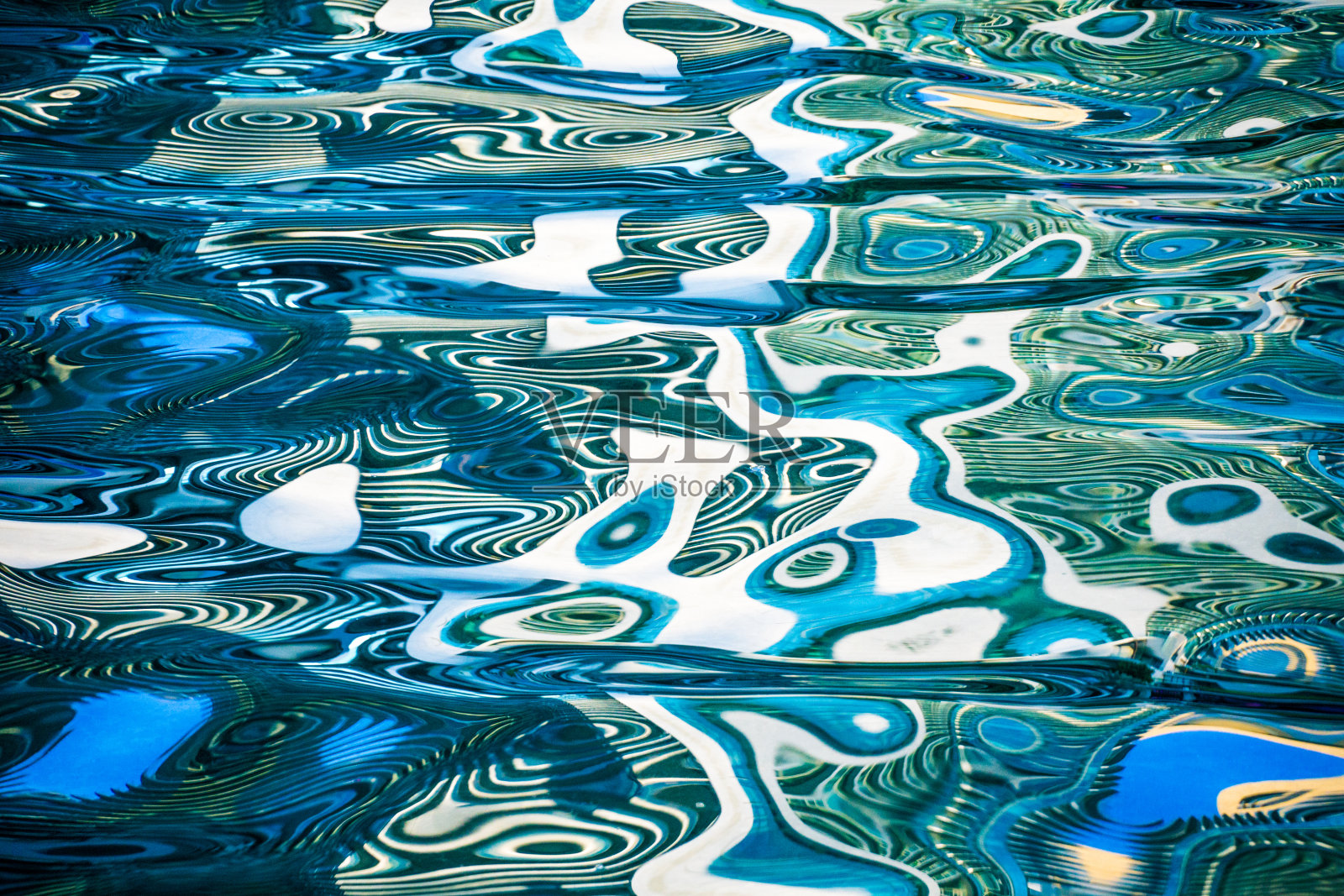 迪拜摩天大楼水面倒影图案照片摄影图片