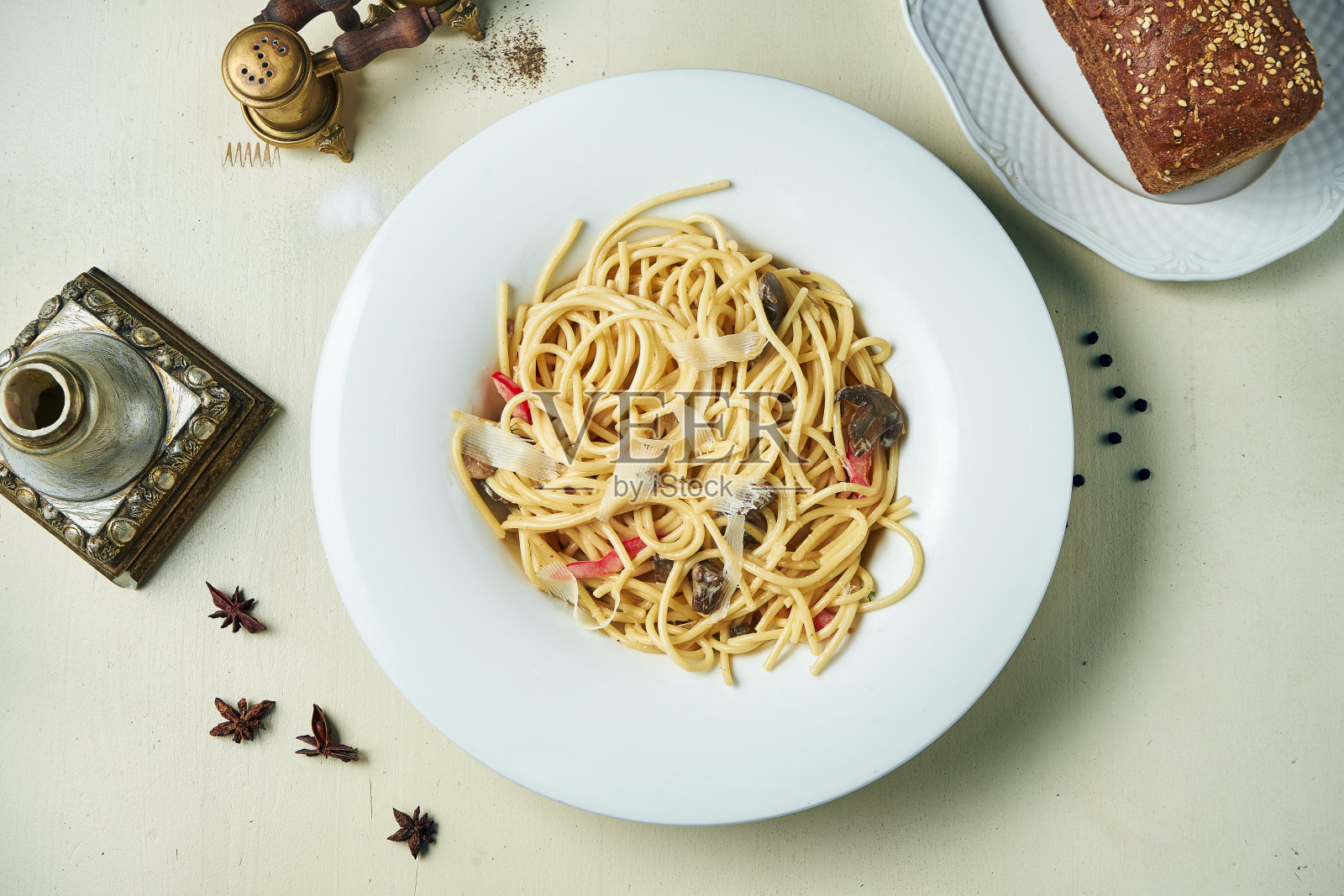开胃的意大利面，蔬菜和帕尔马干酪在一个白色的盘子在木背景。意大利菜。俯视图平放食物。照片摄影图片