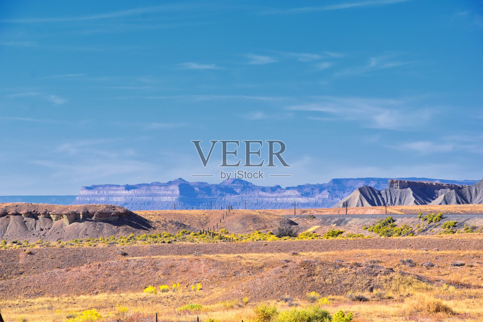 摩押全景图沿191公路在犹他州摩押和普莱斯之间的沙漠山脉在秋季。峡谷地和拱门国家公园附近风景优美的自然景观。美利坚合众国。美国。照片摄影图片