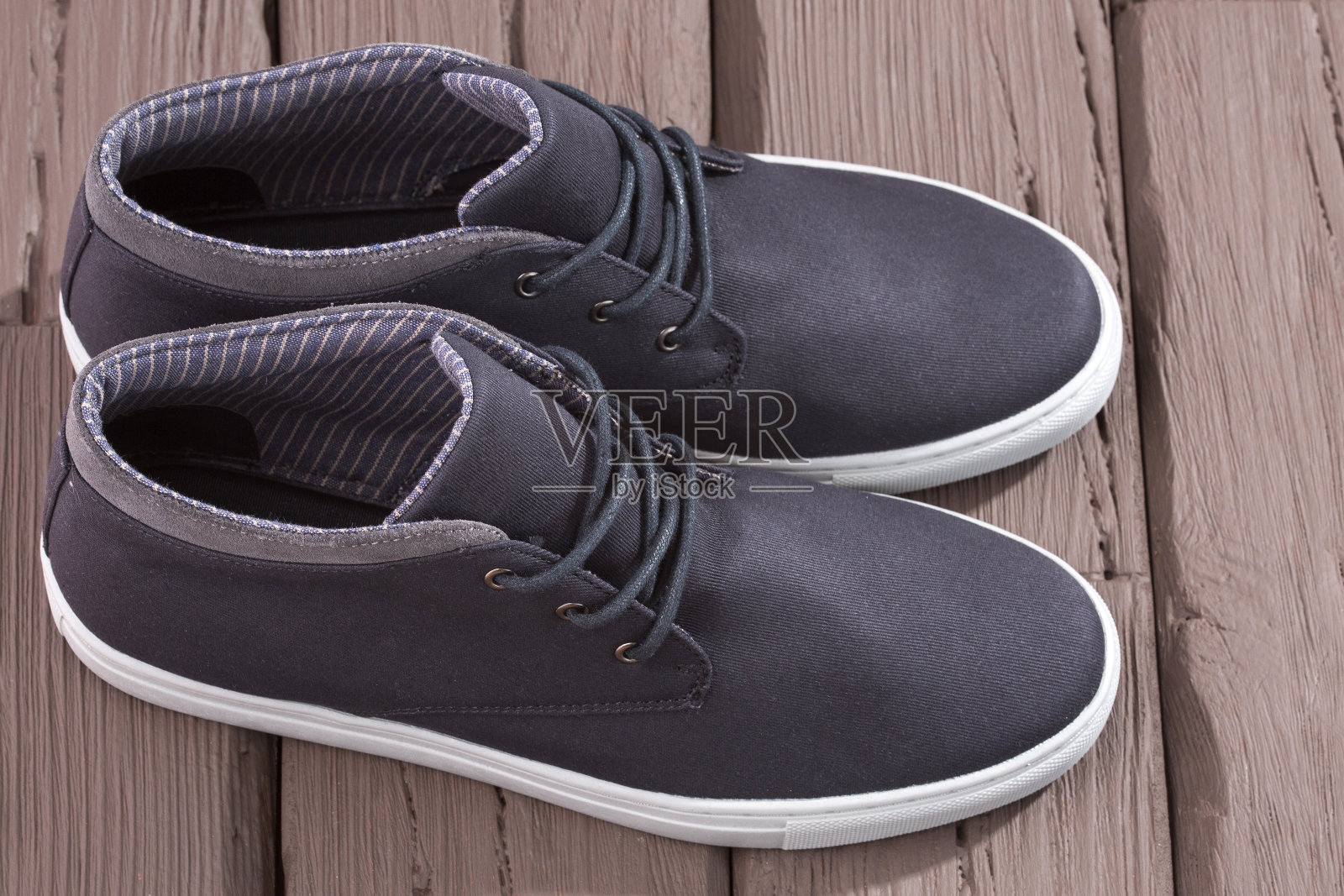 白色底男式鞋。木制背景照片摄影图片