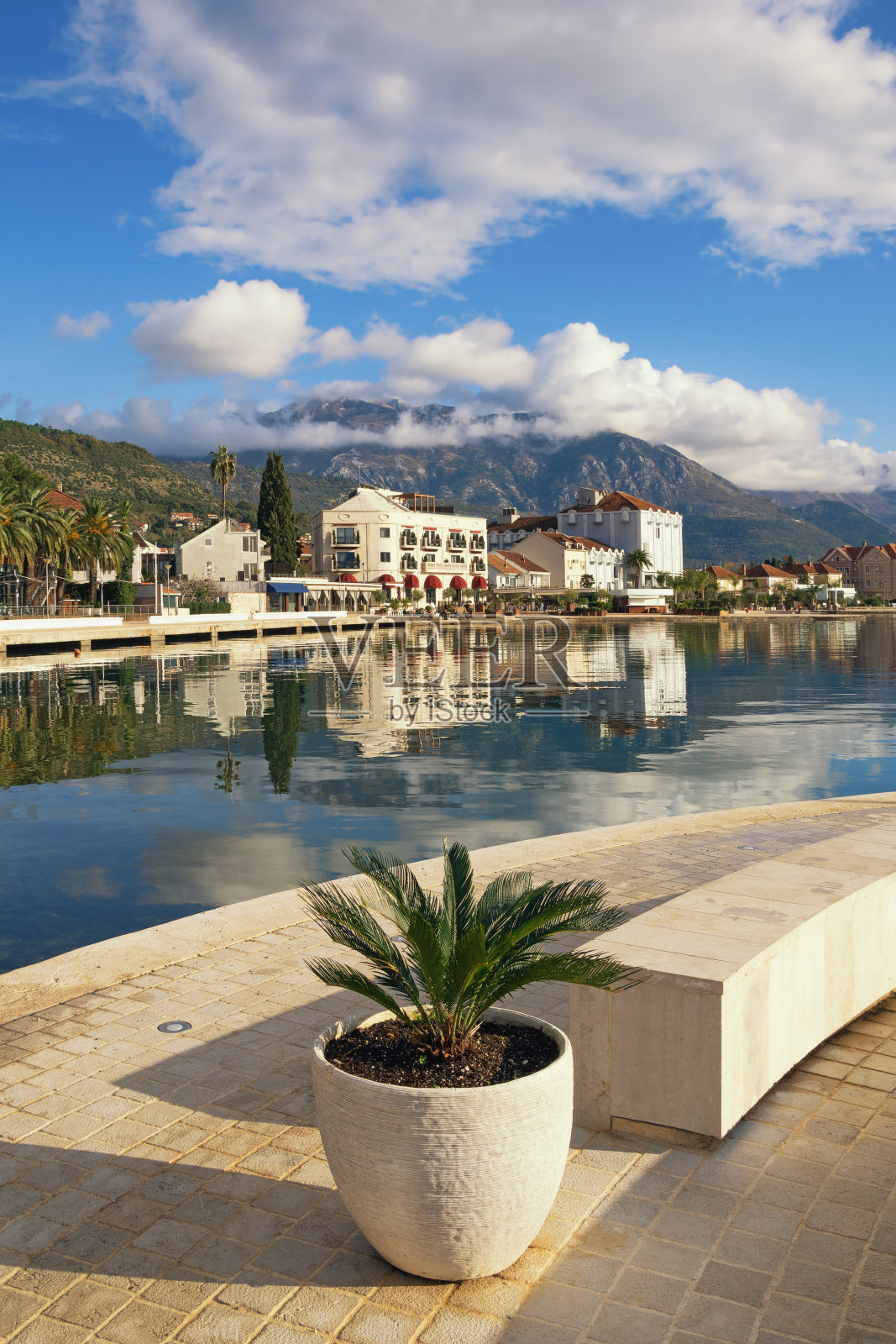 美丽的地中海冬季景观。黑山，蒂瓦特城的景色照片摄影图片