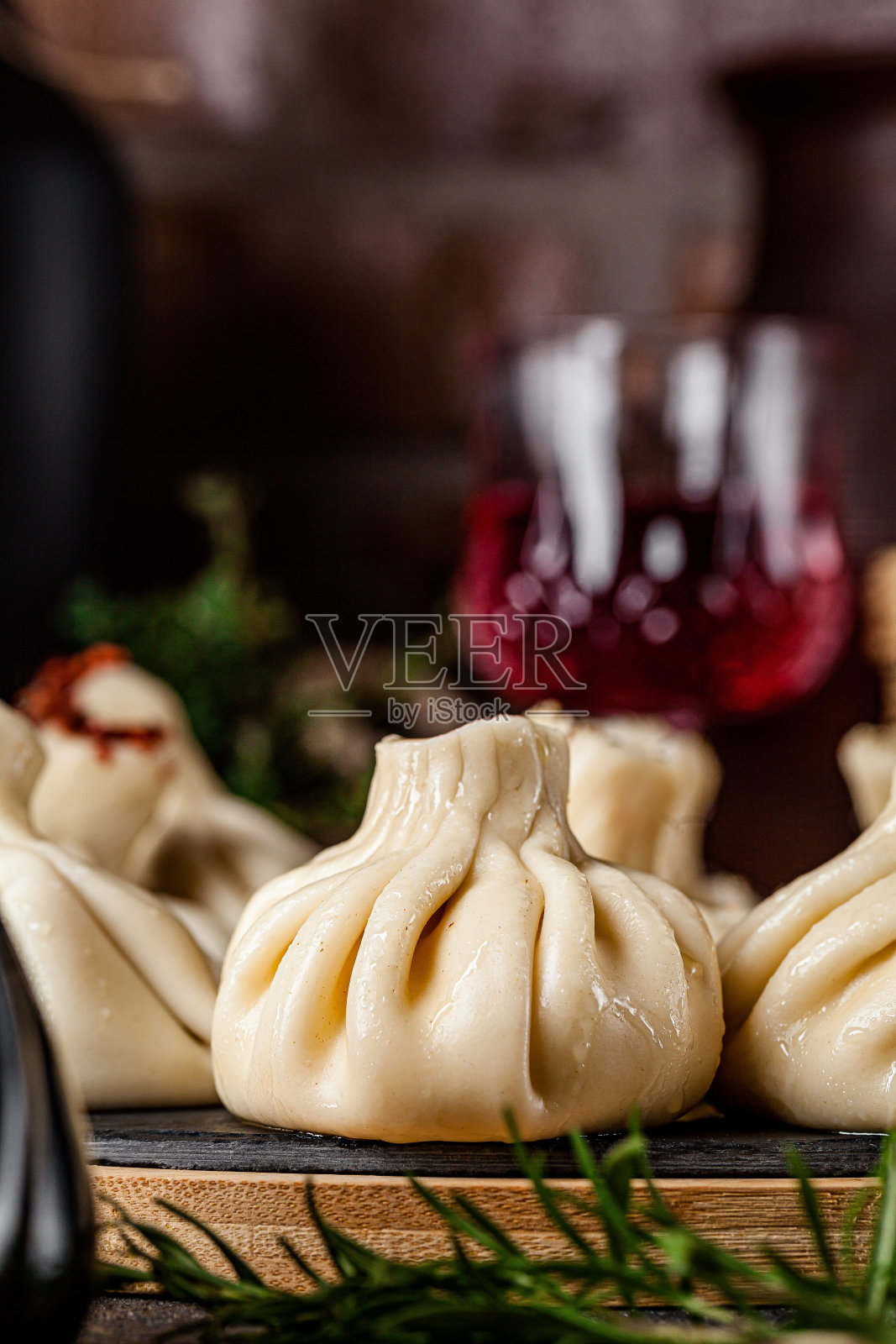 格鲁吉亚国家菜。Khinkali与肉。欣卡利在木板上的特写镜头。照片摄影图片