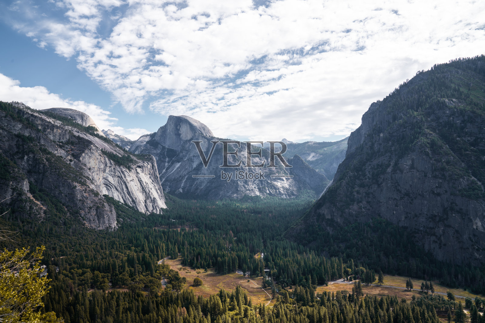 从约塞米蒂国家公园的哥伦比亚峰观看照片摄影图片