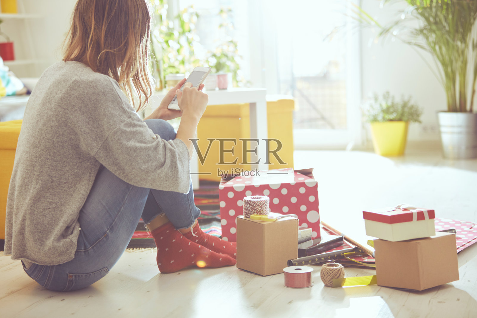 女人为家人和朋友准备圣诞和新年礼物。节日的概念。照片摄影图片