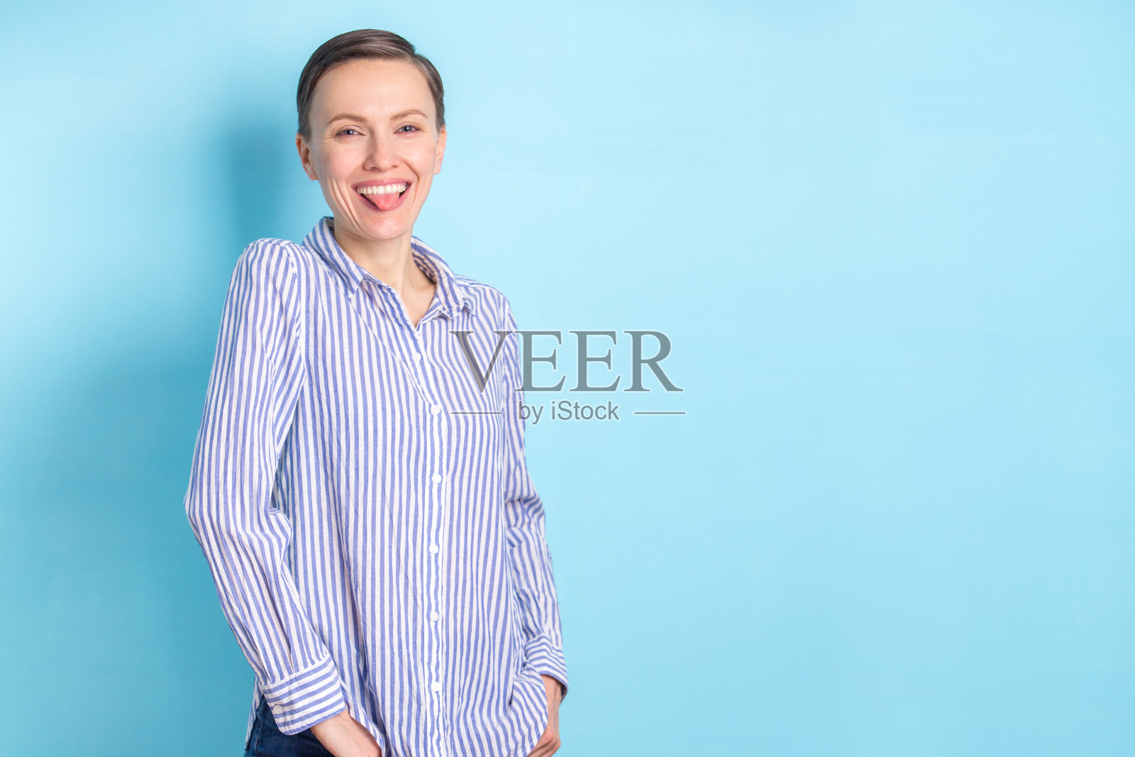 快乐快乐的年轻女子短发照片摄影图片