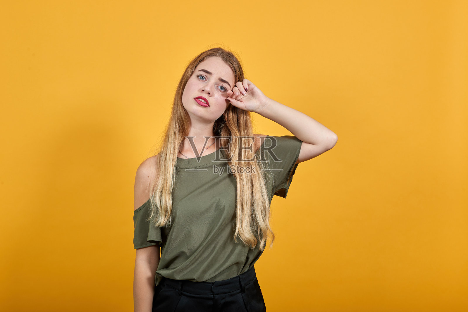 女人的肖像睁着眼睛，手放在头上，像是在思考照片摄影图片