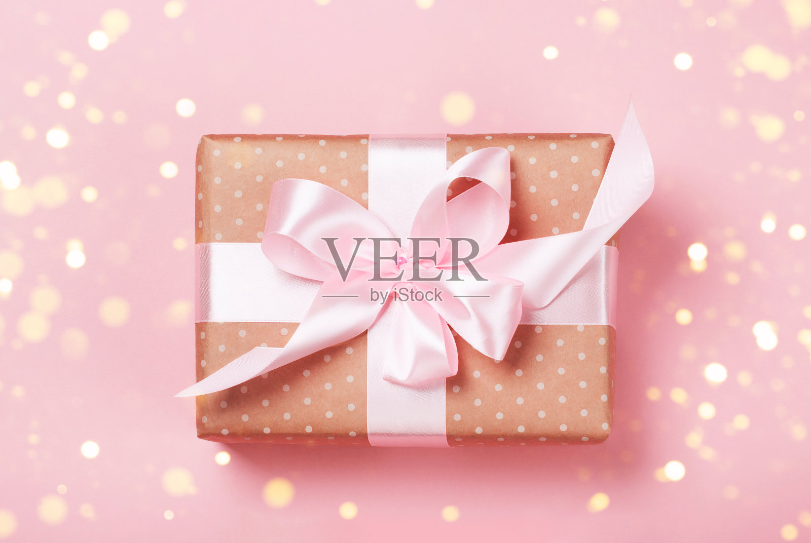 以时尚的粉红色为背景的豪华礼物照片摄影图片