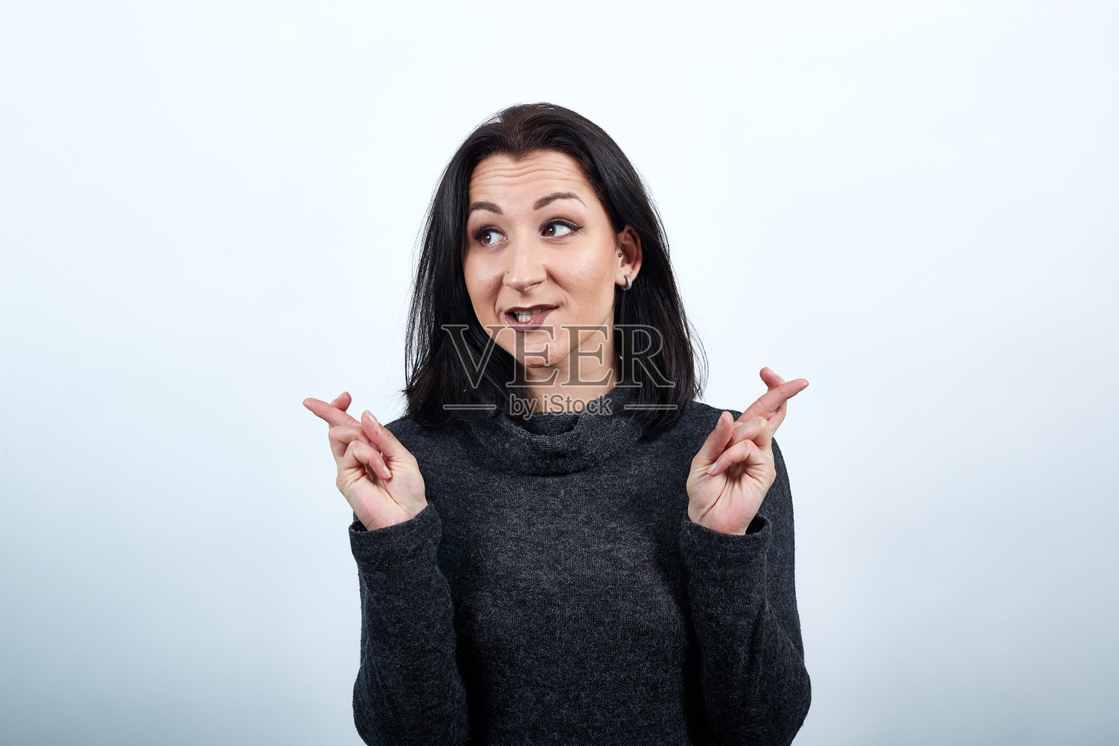 迷人的女士双手交叉，等待特别的时刻，看起来很悲伤照片摄影图片