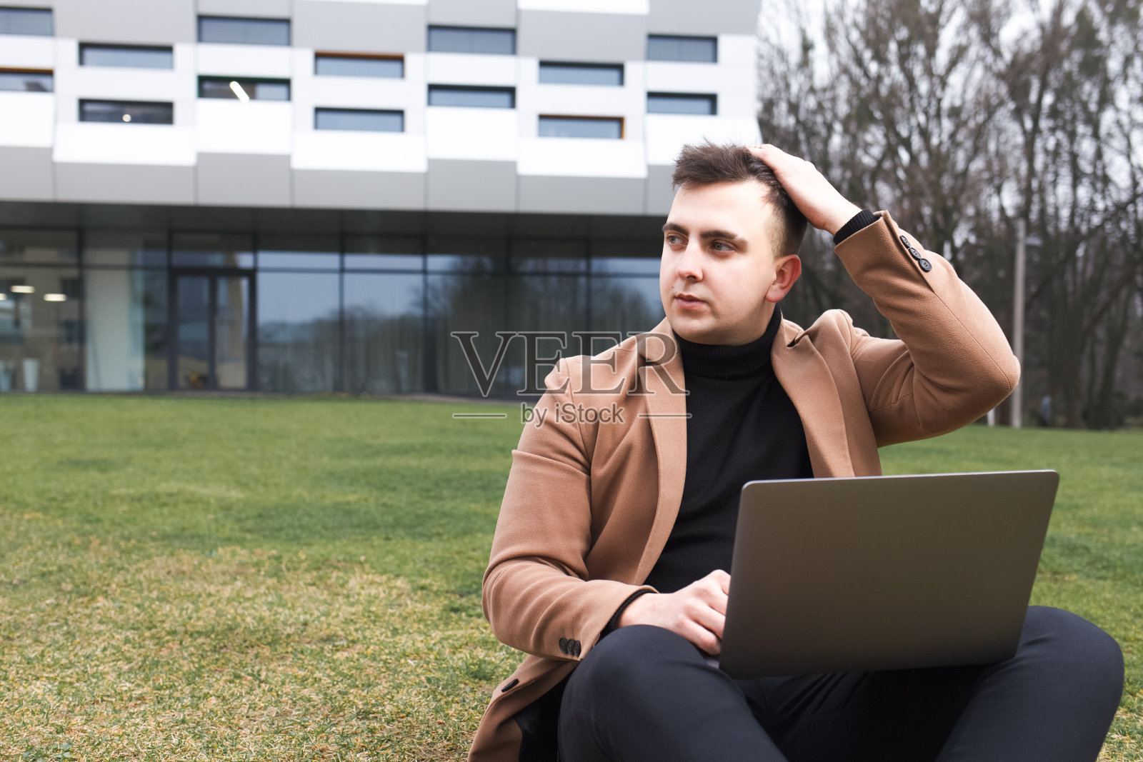 男人工作压力大，抱头沉思照片摄影图片