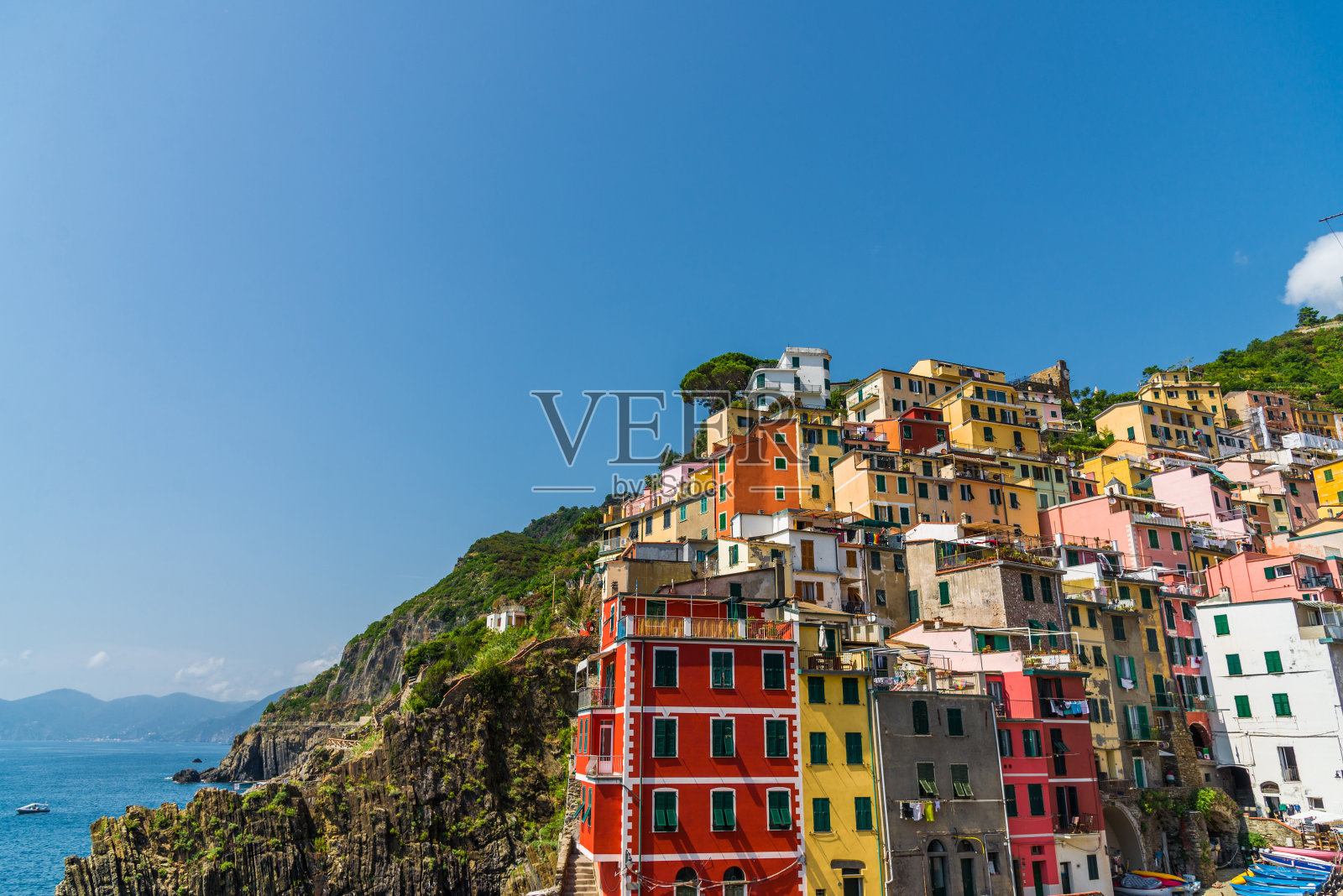 在意大利Cinque Terre的Riomaggiore村，这里有传统的彩色房屋和利古里亚海岸照片摄影图片