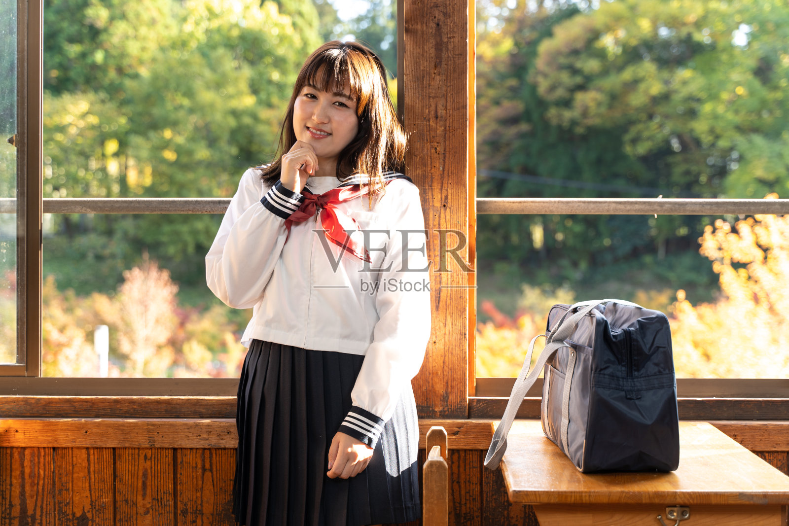 教室里的女学生照片摄影图片