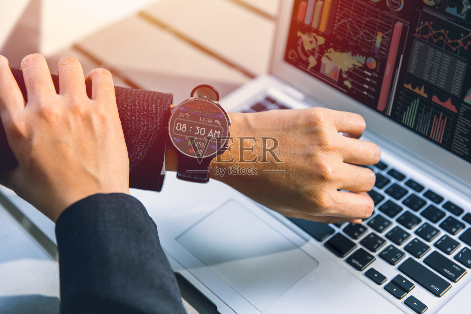 关注健康的人们每天都要跟踪步数和心率。照片摄影图片