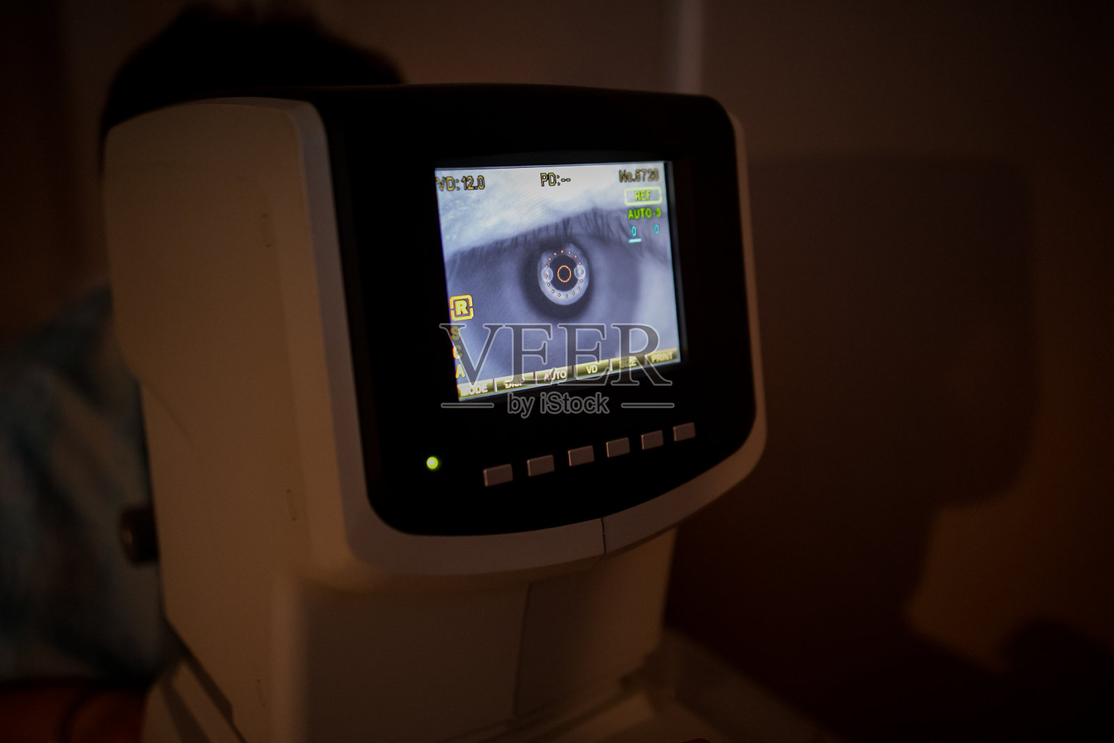 在未来诊所检查视力，小女孩。眼科。未来的医学和健康理念。虚拟激光检查视力。照片摄影图片