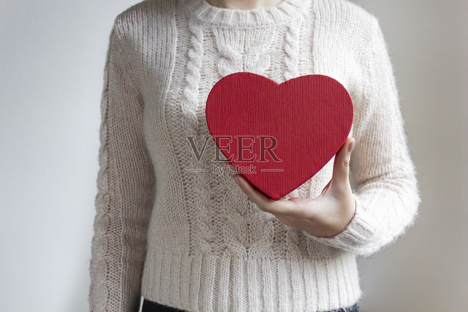 年轻女子手捧心形红色礼品盒 - 情人节照片摄影图片