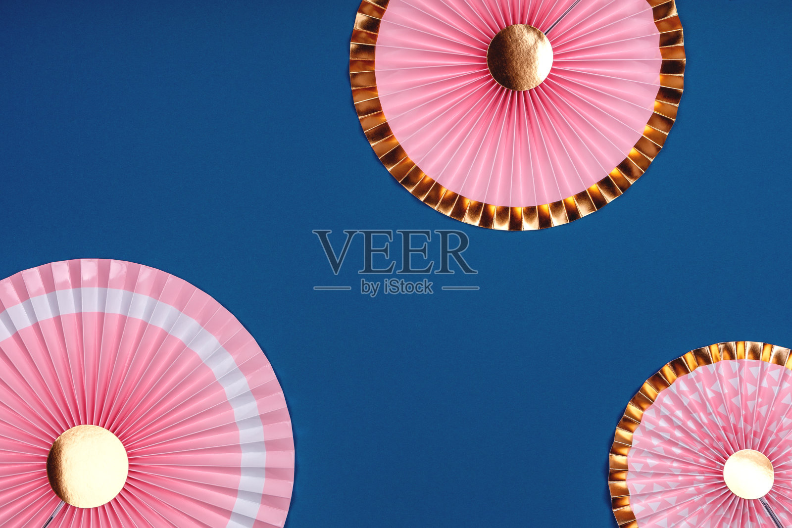 粉色和金色的纸扇配上经典的蓝色照片摄影图片