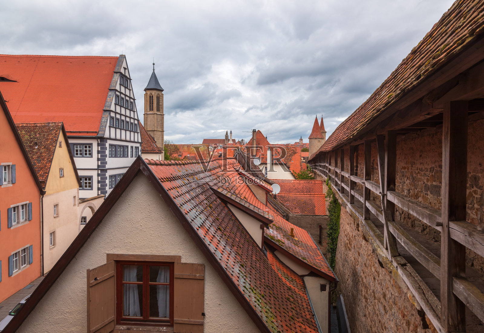 Rothenburg ob der Tauber老城的屋顶视图从德国巴伐利亚的城墙照片摄影图片
