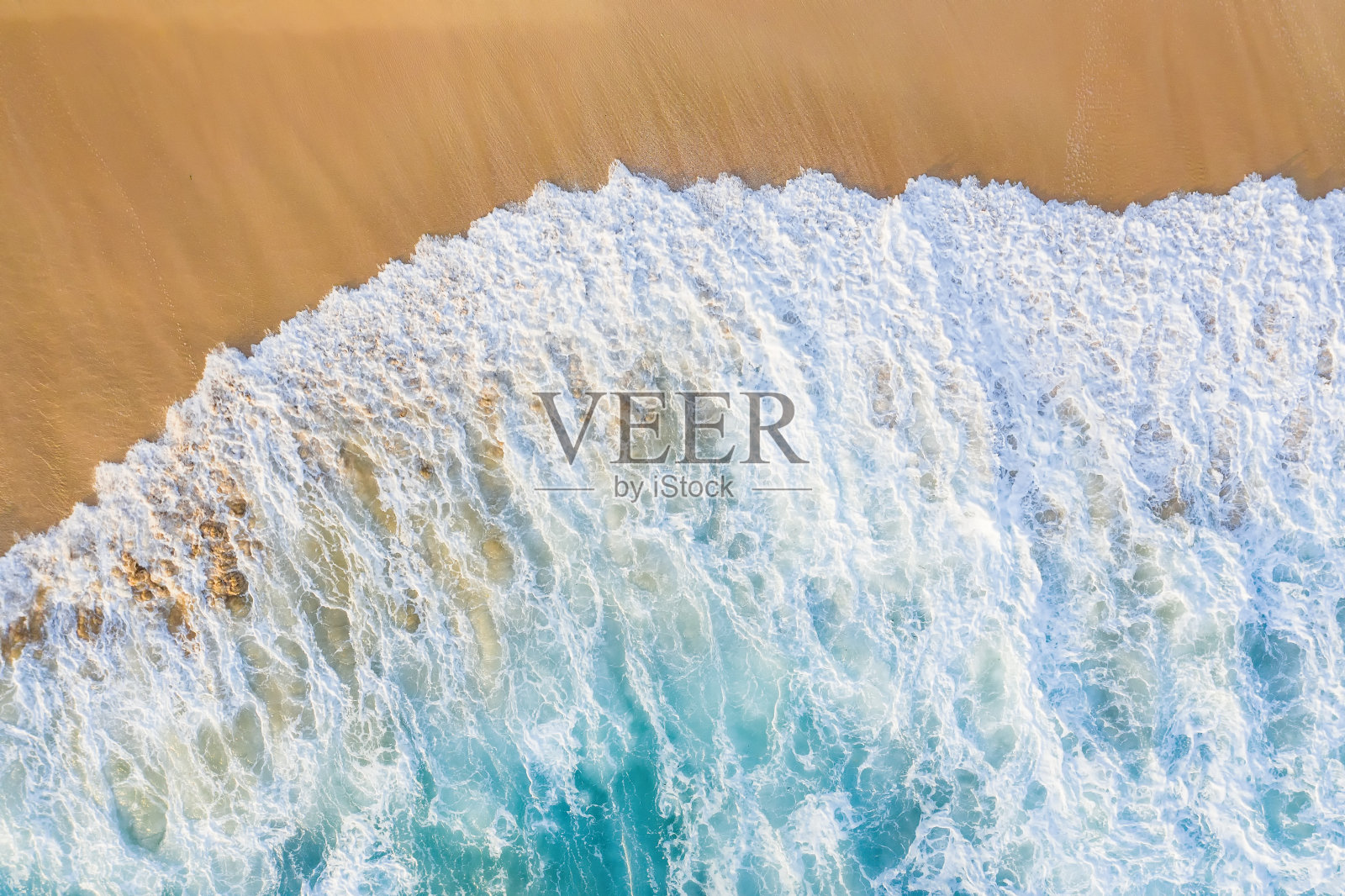 从上面看，令人惊叹的鸟瞰图，一些海浪撞击到一个美丽的海滩在日落。印度尼西亚南巴厘岛，Unggasan村，Melasti海滩。照片摄影图片