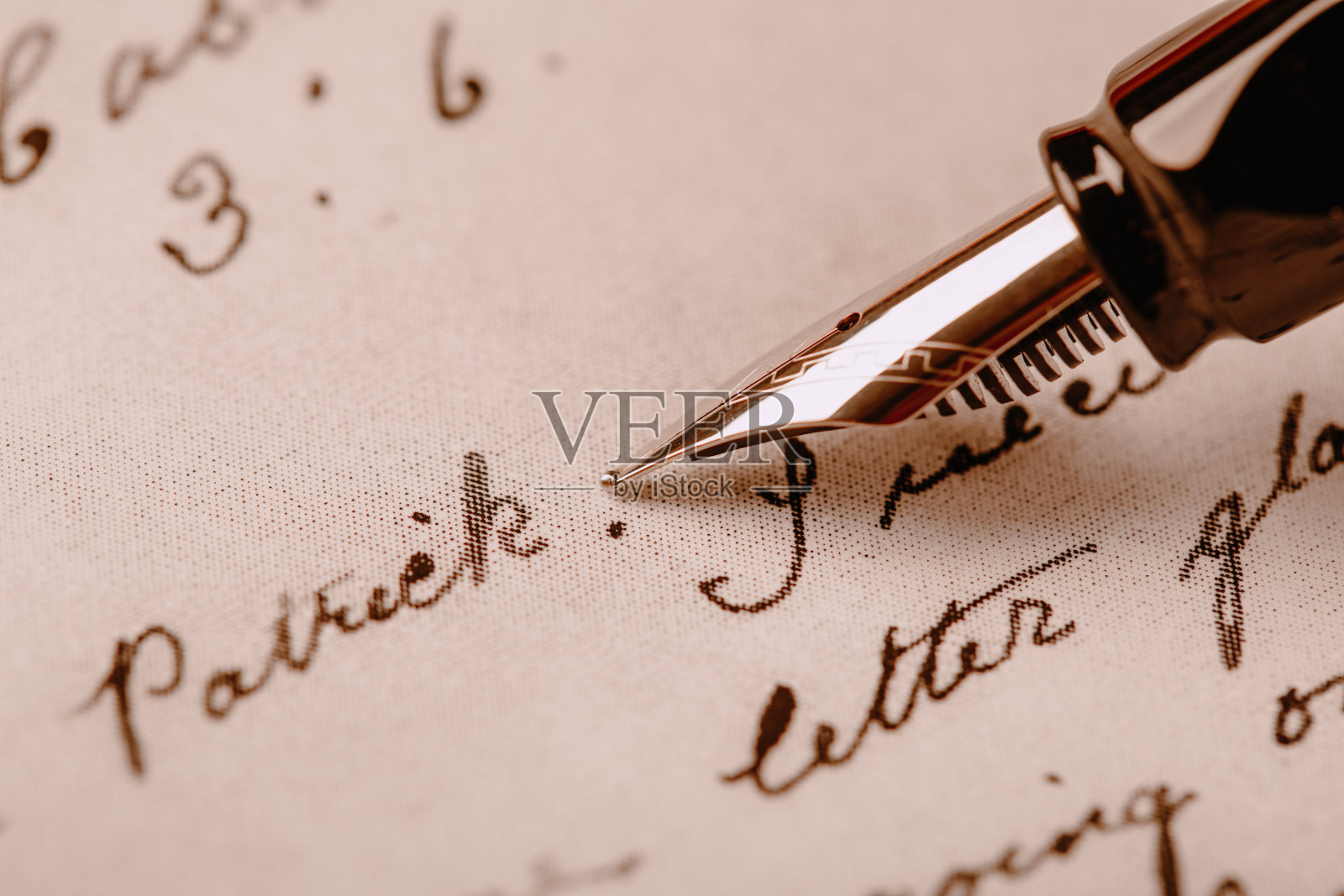 用钢笔在纸上用墨水书写特写照片摄影图片