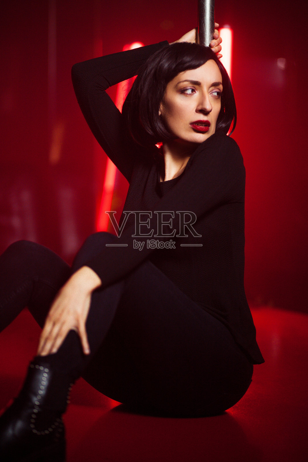 在夜总会摆造型的鲍勃发型的女人照片摄影图片