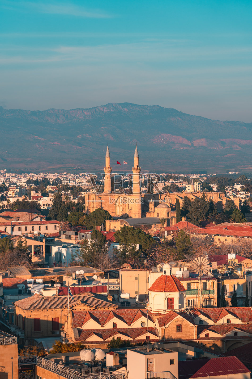 塞浦路斯北部尼科西亚古城和塞利米耶清真寺的美丽鸟瞰图照片摄影图片