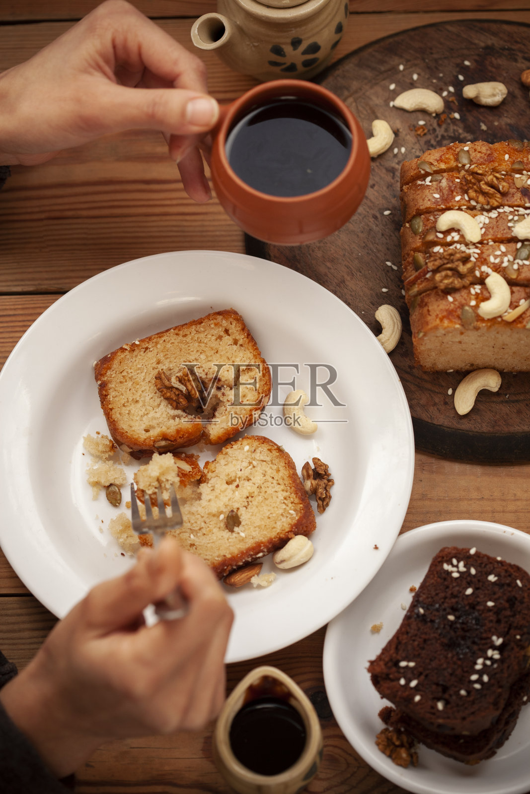 早餐有甜面包、蛋糕和咖啡或茶。照片摄影图片