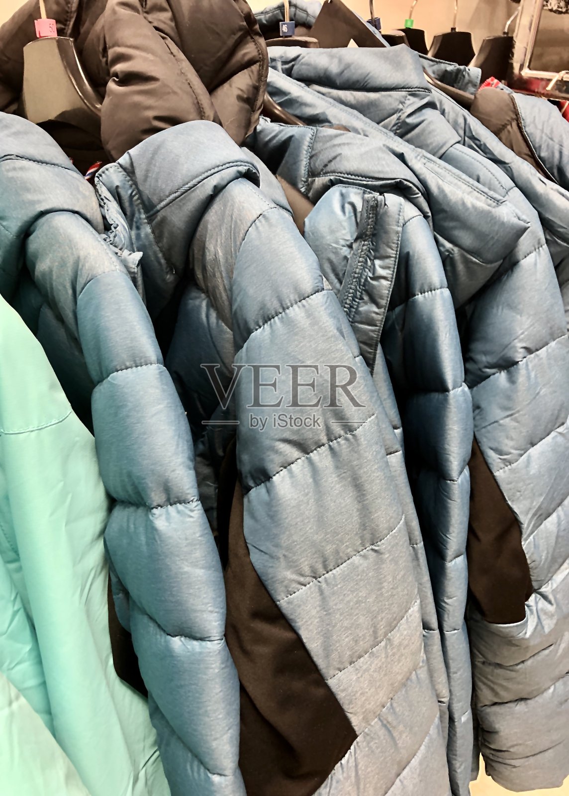 一件外套挂在衣架上的照片照片摄影图片