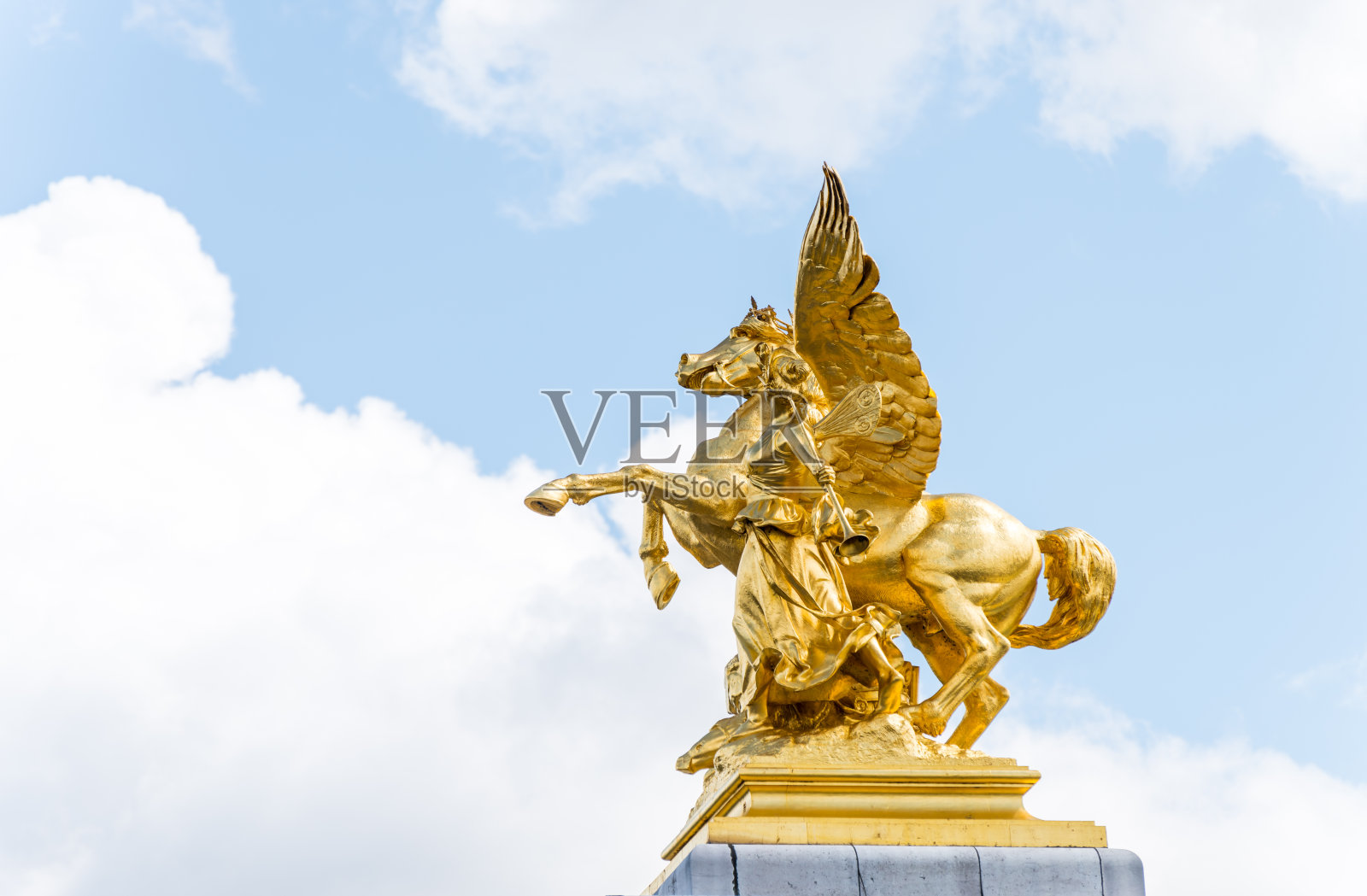 巴黎亚历山大三世桥上的金色飞马雕像，一座横跨法国巴黎塞纳河的拱桥照片摄影图片